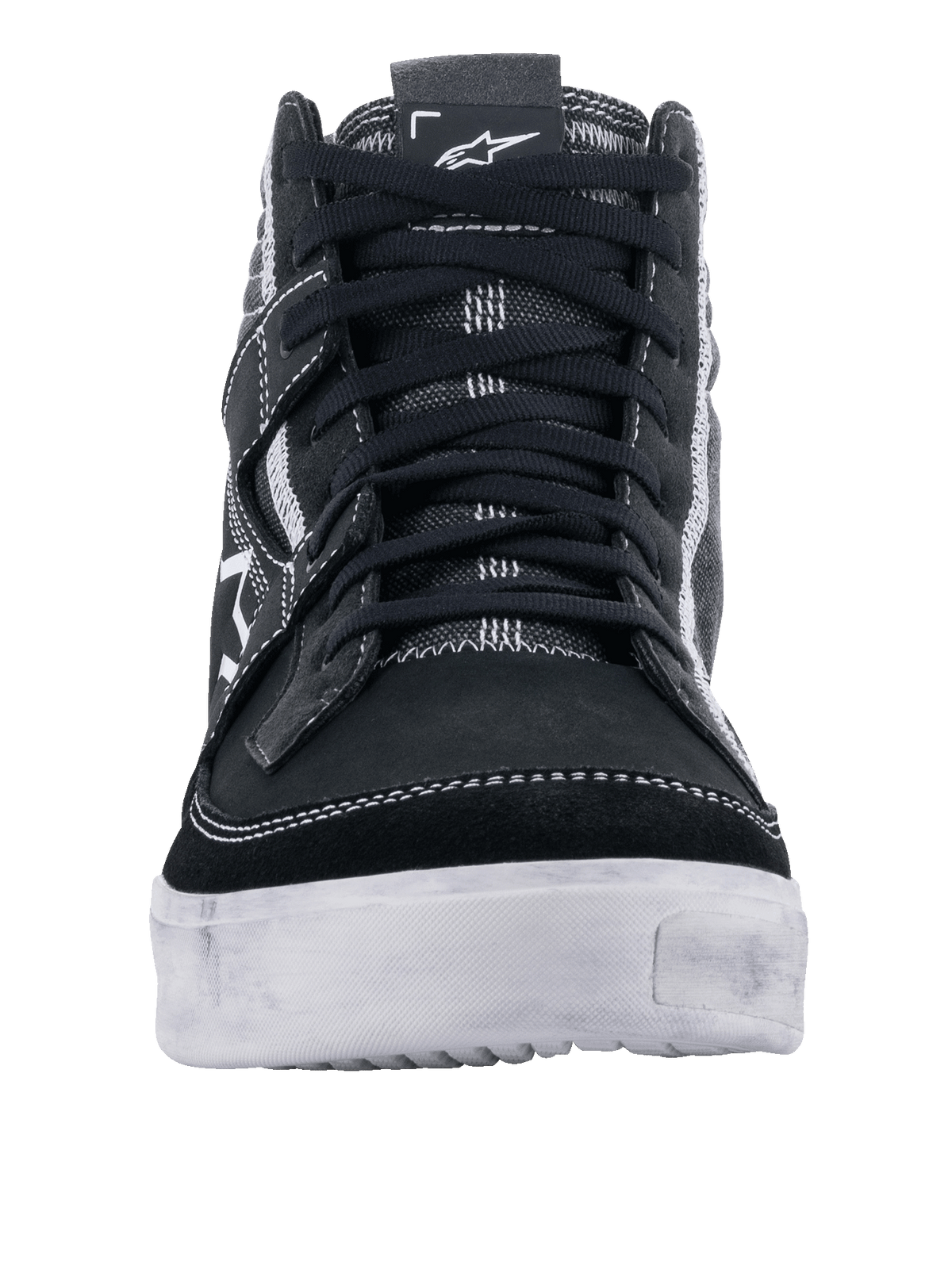 Alpinestars Ageless Riding Schuhe, Schwarz Weiß Cool Gray, Vorderansicht eines lässigen Motorradschuhs, Obermaterial aus schwarzem Wildleder und Canvas mit weißen Kontrastnähten, strapazierfähige weiße Sohle, urbanes Schuhwerk für Motorradfahrer
