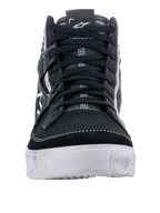 Chaussures de conduite Alpinestars Ageless, Noir Blanc Gris Cool, vue de face d'une chaussure de moto décontractée, tige en daim noir et toile avec surpiqûres blanches contrastées, semelle blanche durable, chaussures de conduite urbaine