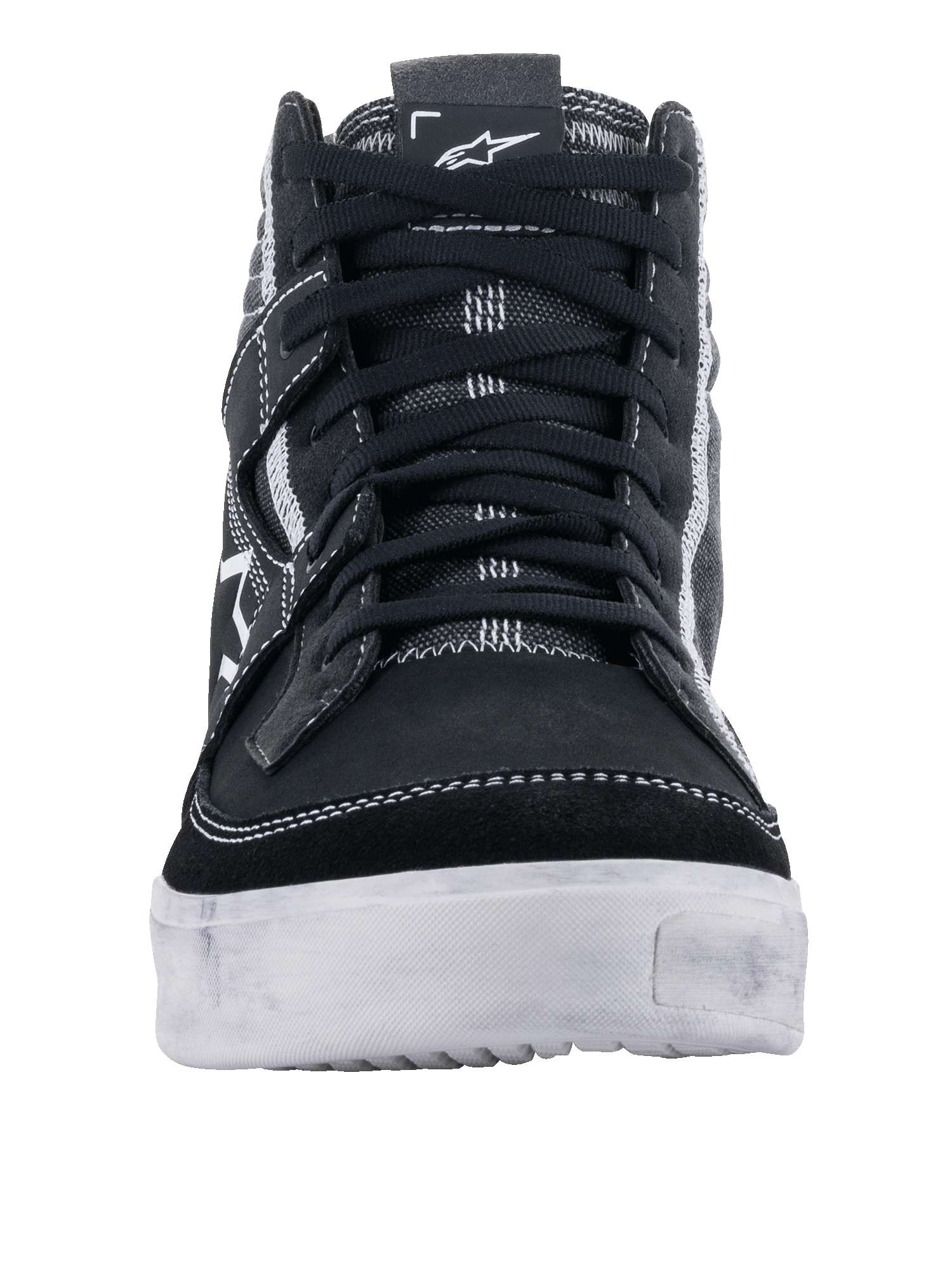 Chaussures de conduite Alpinestars Ageless, Noir Blanc Gris Cool, vue de face d'une chaussure de moto décontractée, tige en daim noir et toile avec surpiqûres blanches contrastées, semelle blanche durable, chaussures de conduite urbaine