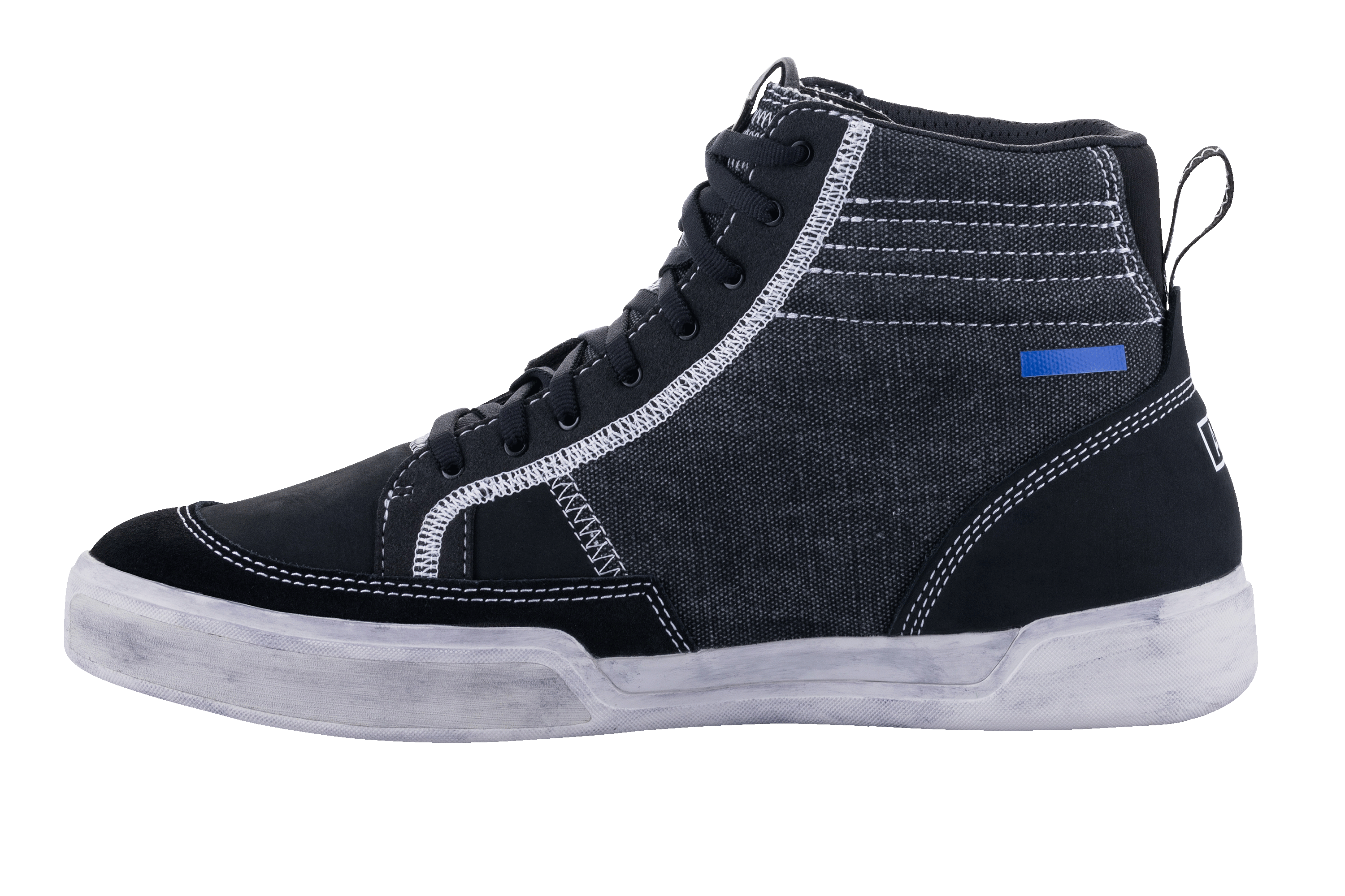 Chaussures Alpinestars Ageless Riding, chaussures de moto noir et gris froid, vue de profil, construction en toile et daim avec surpiqûres blanches contrastées, style baskets montantes avec semelle blanc cassé et lacets noirs.