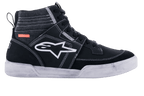 Chaussures de conduite Alpinestars Ageless, chaussures de moto urbaines, noir et blanc, silhouette de basket montante avec empiècements en daim et toile, surpiqûres blanches contrastées, logo A-star blanc sur le côté et semelle en caoutchouc blanc