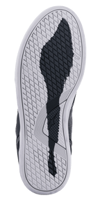Chaussures de Conduite Ageless Alpinestars, vue de la semelle extérieure, semelle en caoutchouc blanc avec motif d'adhérence texturé noir, incluant les logos TPF et l'étoile Alpinestars, relief en forme de losange pour la conduite urbaine à moto