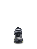 Chaussures Alpinestars Tech-1 T V3 FIA, chaussures de sport automobile, noir avec accents jaune fluo, vue de face, construction en cuir intégral avec sangle de cheville à crochet et boucle, logo Alpinestars blanc, conception technique pour la conduite haute performance
