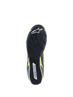 Alpinestars Tech-1 T V3 Shoes FIA, vue de la semelle extérieure, noir avec accents Jaune Fluo, semelle en caoutchouc asymétrique inspirée par la bande de roulement de pneus, avec logos Alpinestars et motif texturé pour la sensibilité aux pédales et l'adhérence.