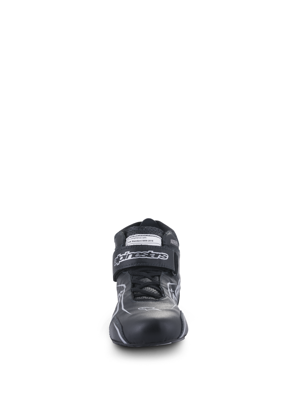 Chaussures Alpinestars Tech-1 T V3 FIA, chaussures de course automobile, noir et argent, vue de face montrant la construction en cuir de bovin, la sangle à boucle et crochet avec logo Alpinestars et l'étiquette d'homologation FIA, chaussures de pilotage haute performance