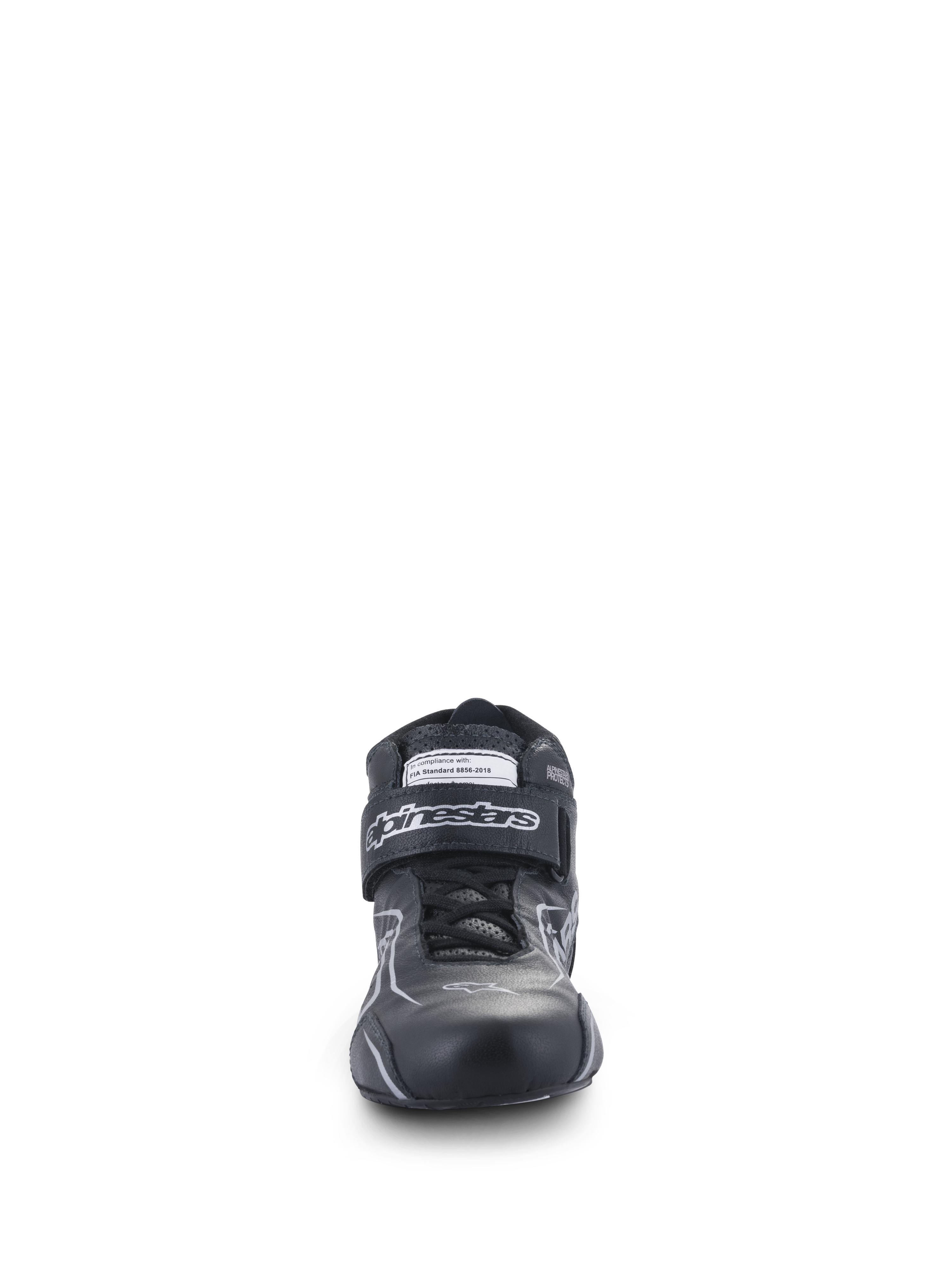 Chaussures Alpinestars Tech-1 T V3 FIA, chaussures de course automobile, noir et argent, vue de face montrant la construction en cuir de bovin, la sangle à boucle et crochet avec logo Alpinestars et l'étiquette d'homologation FIA, chaussures de pilotage haute performance