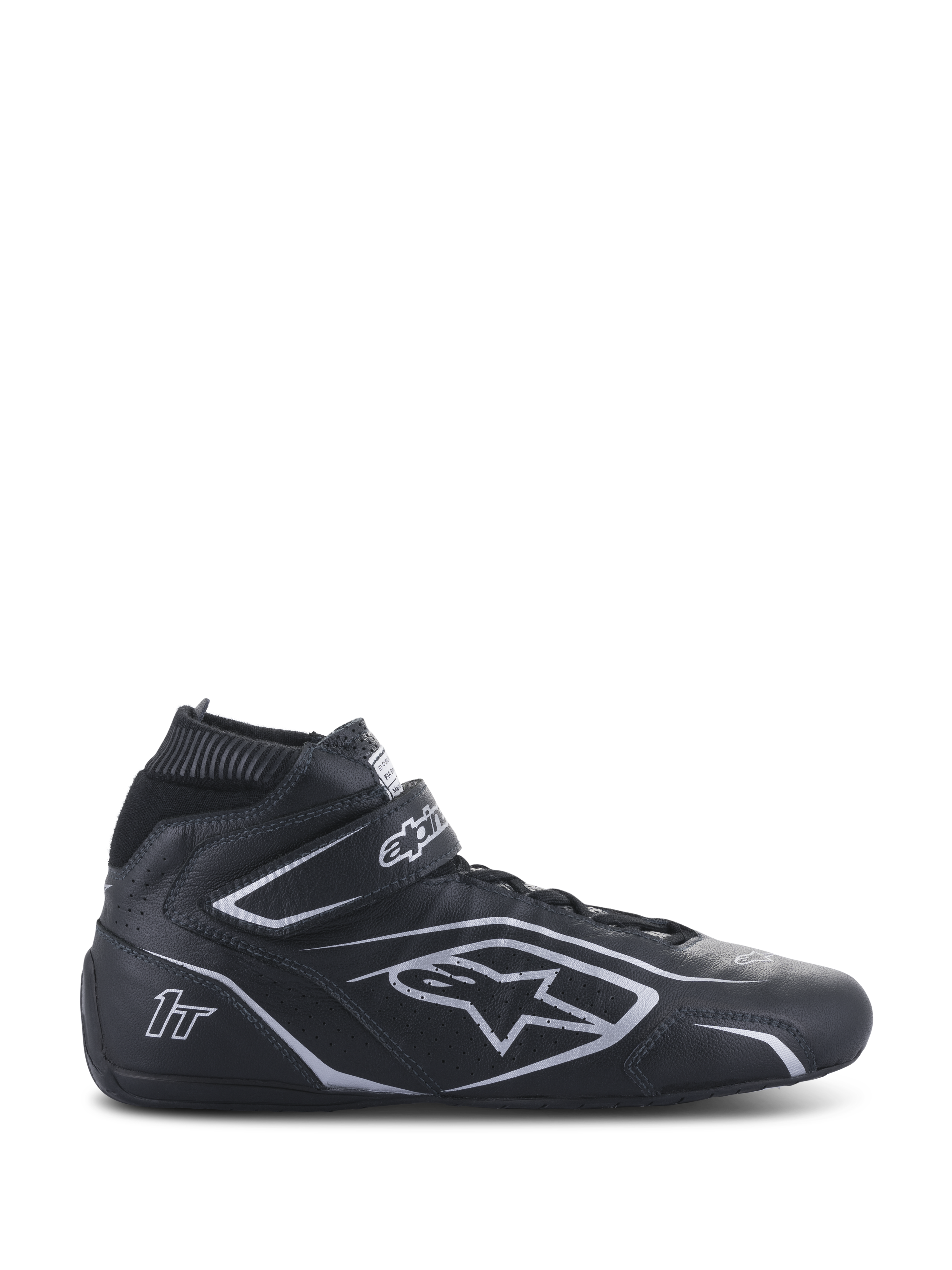 Alpinestars Tech-1 T V3 FIA, chaussures de course automobile, noires et argentées, bottines montantes en cuir avec sangle velcro à la cheville, panneaux latéraux perforés et logos argentés, certifiées FIA pour la compétition automobile professionnelle
