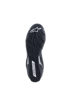 Alpinestars Tech-1 T V3 Shoes FIA, vue de la semelle extérieure, noir et argent, semelle asymétrique en caoutchouc avec motif de bande de roulement de pneu, logo Alpinestars blanc, composé mince pour une sensibilité optimale aux pédales