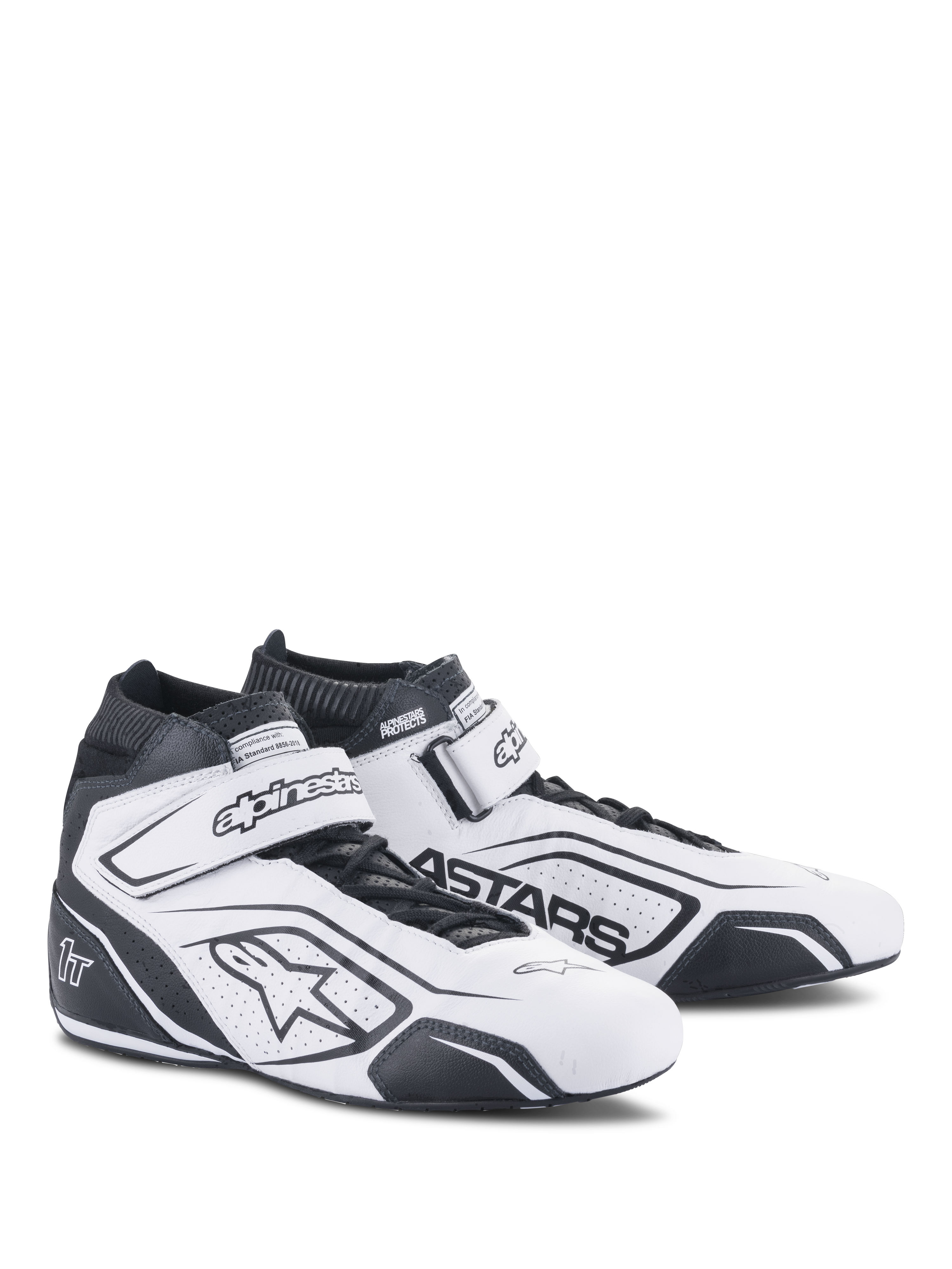 Alpinestars Tech-1 T V3 FIA schoenen, wit-zwarte racingschoenen, professionele motorsportschoenen, FIA-gecertificeerd, hoogleren ontwerp met geperforeerde ventilatie, klittenbandsluiting bij de enkel en opvallende zwarte Astars-branding.