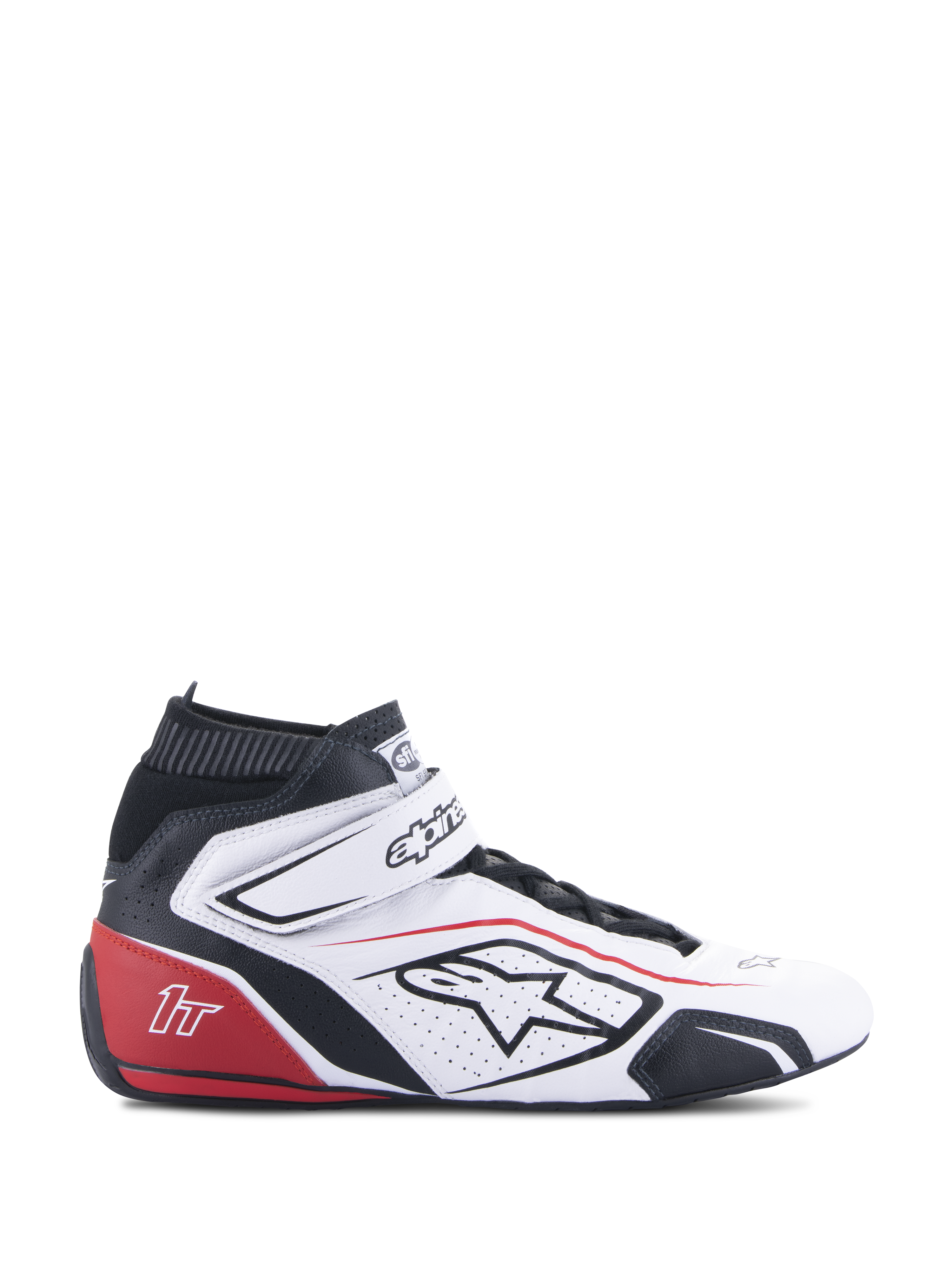 Chaussures Alpinestars Tech-1 T V3 FIA, chaussures de course automobile, blanc, noir et rouge, vue de profil, modèle montant en cuir avec panneaux perforés, talon rouge avec logo 1T, col de cheville élastique noir, fermeture à sangle réglable, équipement de sport automobile professionnel