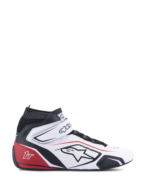 Chaussures Alpinestars Tech-1 T V3 FIA, chaussures de course automobile, blanc, noir et rouge, vue de profil, modèle montant en cuir avec panneaux perforés, talon rouge avec logo 1T, col de cheville élastique noir, fermeture à sangle réglable, équipement de sport automobile professionnel