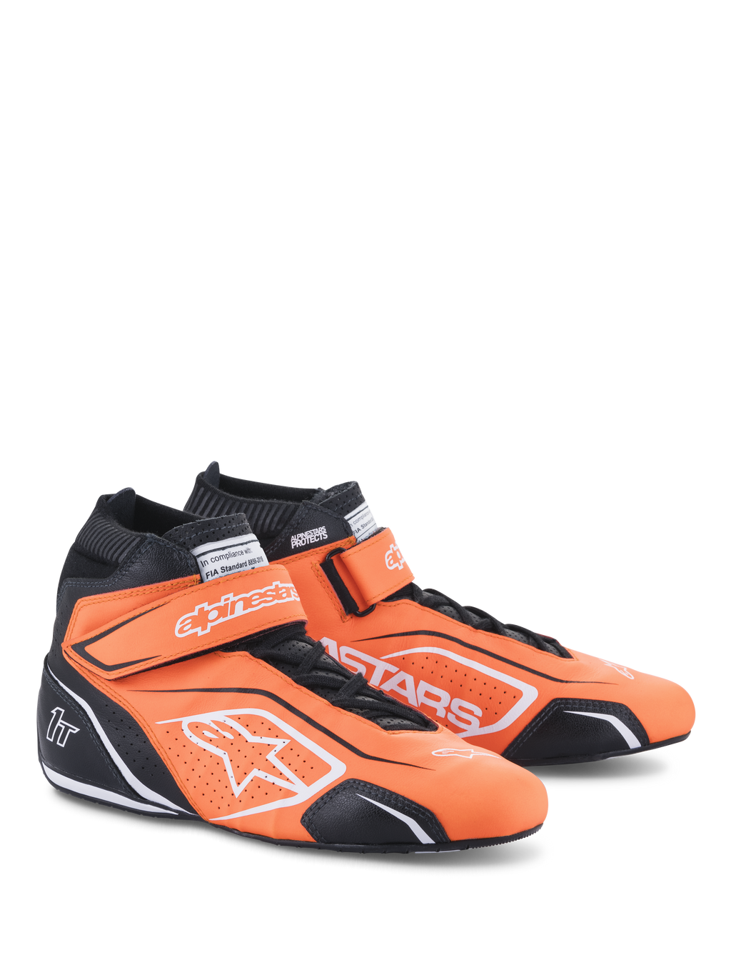 Chaussures Alpinestars Tech-1 T V3, chaussures de course automobile, orange fluo, noir et blanc, chaussures montantes professionnelles en cuir dotées de sangles auto-agrippantes sur les lacets, logos Alpinestars blancs et panneaux de protection noirs pour la performance en sport automobile.