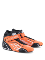 Chaussures Alpinestars Tech-1 T V3, chaussures de course automobile, orange fluo, noir et blanc, chaussures montantes professionnelles en cuir dotées de sangles auto-agrippantes sur les lacets, logos Alpinestars blancs et panneaux de protection noirs pour la performance en sport automobile.