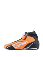 Chaussures Alpinestars Tech-1 T V3 FIA, chaussures de course automobile, orange fluo, noir et blanc, vue de profil, construction en cuir de bovin, sangle de cheville à boucle et crochet, logo Astars blanc