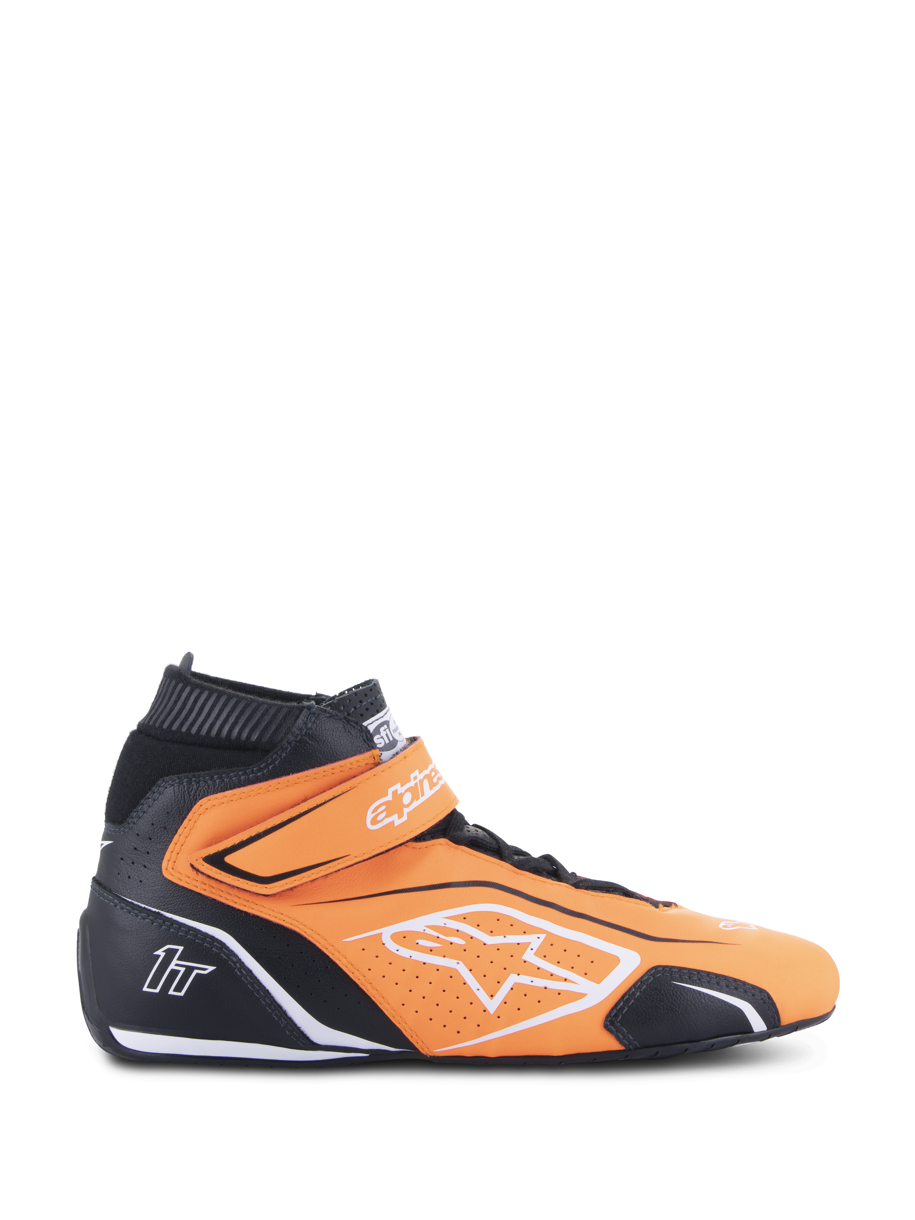 Chaussures de course Alpinestars Tech-1 T V3 FIA, orange fluo et noir, bottines de sport automobile montantes avec accents blancs et sangle Velcro à la cheville, cuir perforé pour la respirabilité, vue latérale d'un équipement de course automobile professionnel