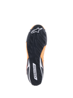 Alpinestars Tech-1 T V3 FIA, Orange Fluo Noir Blanc, vue de dessous montrant la semelle extérieure en caoutchouc noir avec un motif de bande de roulement asymétrique, logo Alpinestars blanc sur la pointe et logo textuel sur le talon.