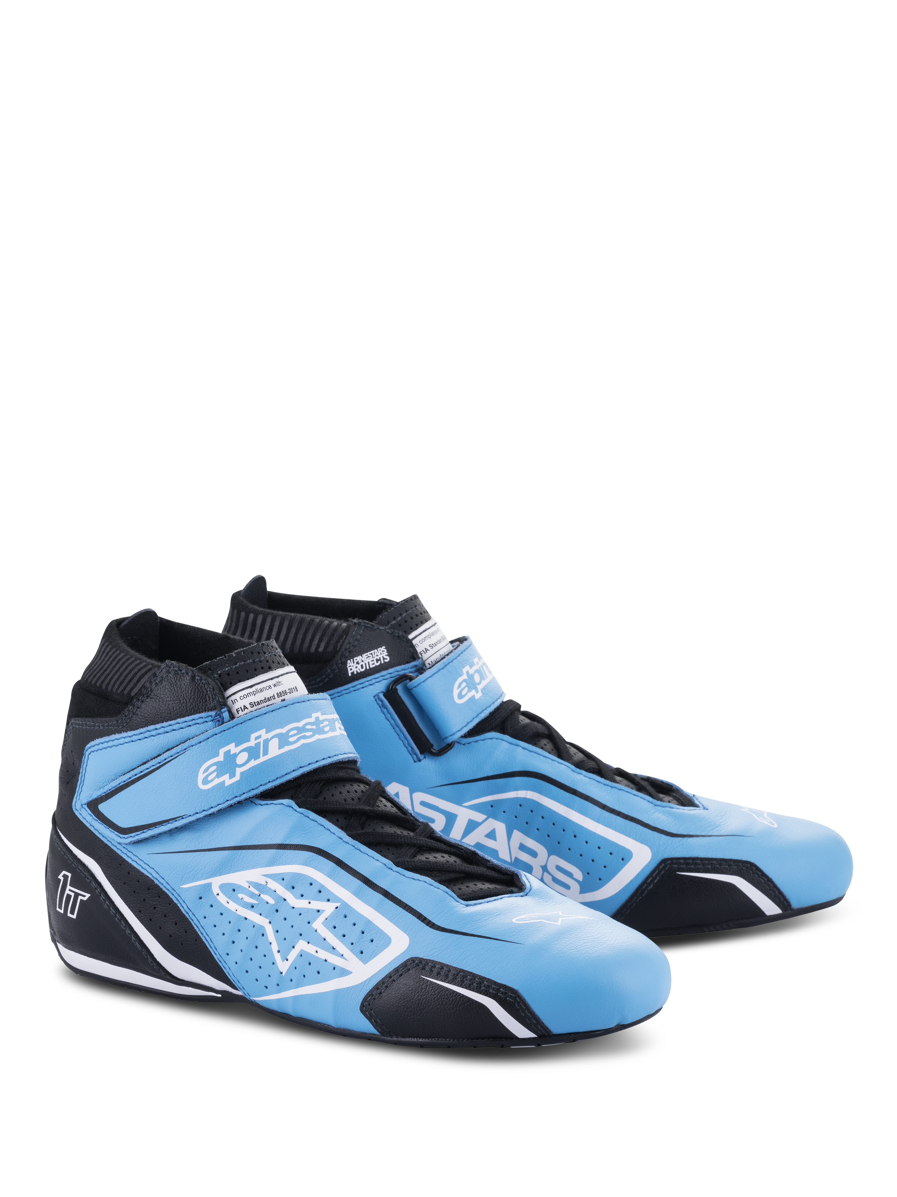 Chaussures Alpinestars Tech-1 T V3 FIA, chaussures de course automobile, bleu clair, noir et blanc, construction en cuir de bovin avec sangle à crochet et boucle et fermeture à lacets, arborant le logo étoile blanc et le marquage Alpinestars, chaussures de sport automobile professionnelles