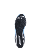 Chaussures Alpinestars Tech-1 T V3 FIA, vue de dessous de la semelle en caoutchouc noir, motif de bande de roulement asymétrique, logos étoile et lettrage Alpinestars blancs, accents en cuir bleu clair et noir, chaussures de performance pour la course automobile