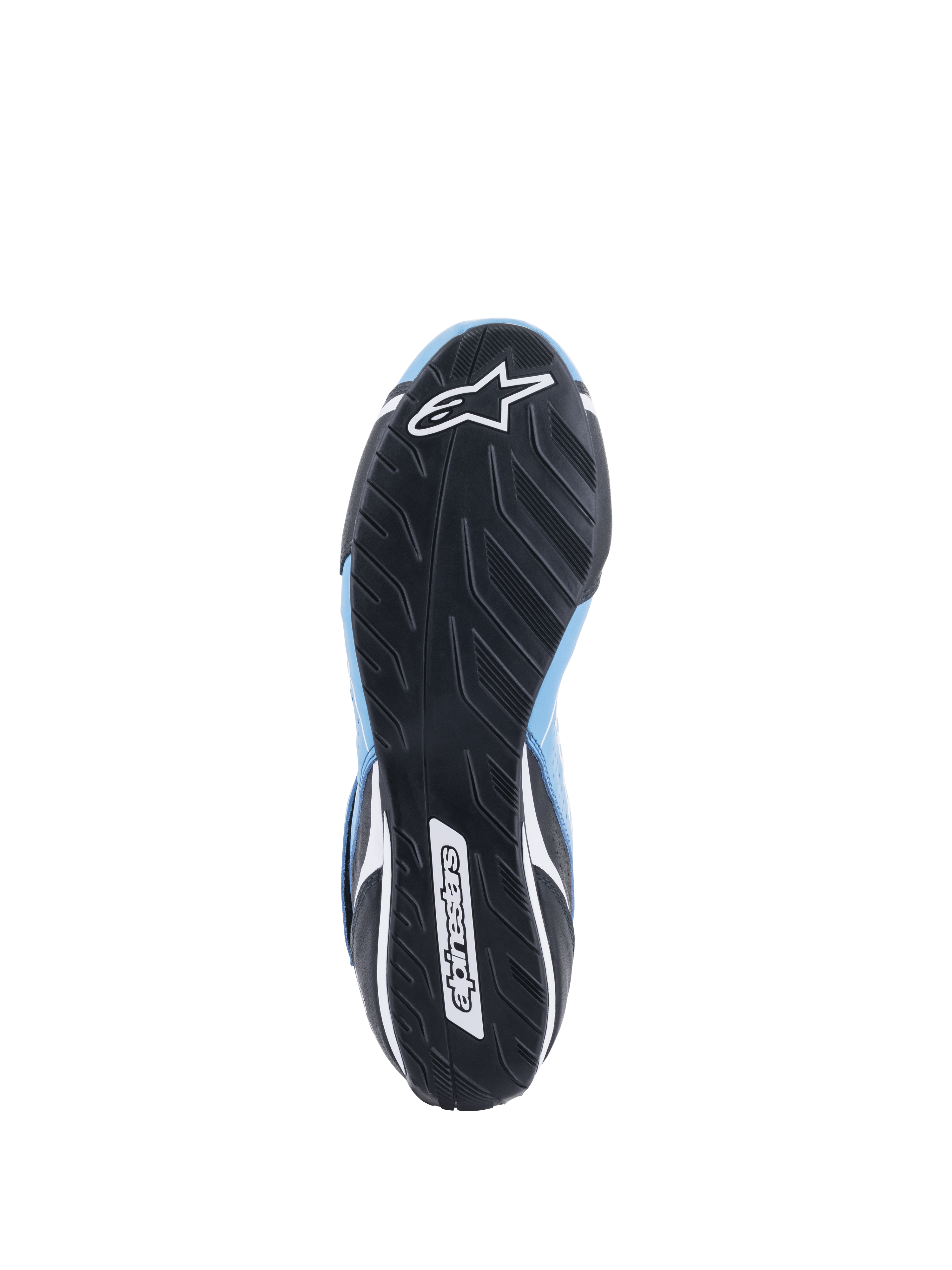 Chaussures Alpinestars Tech-1 T V3 FIA, vue de dessous de la semelle en caoutchouc noir, motif de bande de roulement asymétrique, logos étoile et lettrage Alpinestars blancs, accents en cuir bleu clair et noir, chaussures de performance pour la course automobile