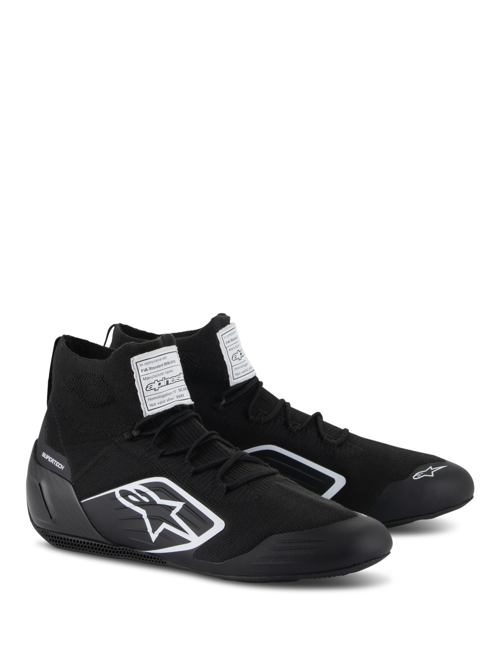 Chaussures Supertech Alpinestars, chaussures de course automobile, noir, dotées d'une tige entièrement tricotée ignifuge et d'une coque de talon en fibre de carbone, logo Alpinestars blanc sur le côté, étiquettes d'homologation FIA/SFI sur la languette, chaussures de sport automobile professionnelles au design épuré