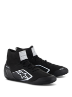 Chaussures Supertech Alpinestars, chaussures de course automobile, noir, dotées d'une tige entièrement tricotée ignifuge et d'une coque de talon en fibre de carbone, logo Alpinestars blanc sur le côté, étiquettes d'homologation FIA/SFI sur la languette, chaussures de sport automobile professionnelles au design épuré