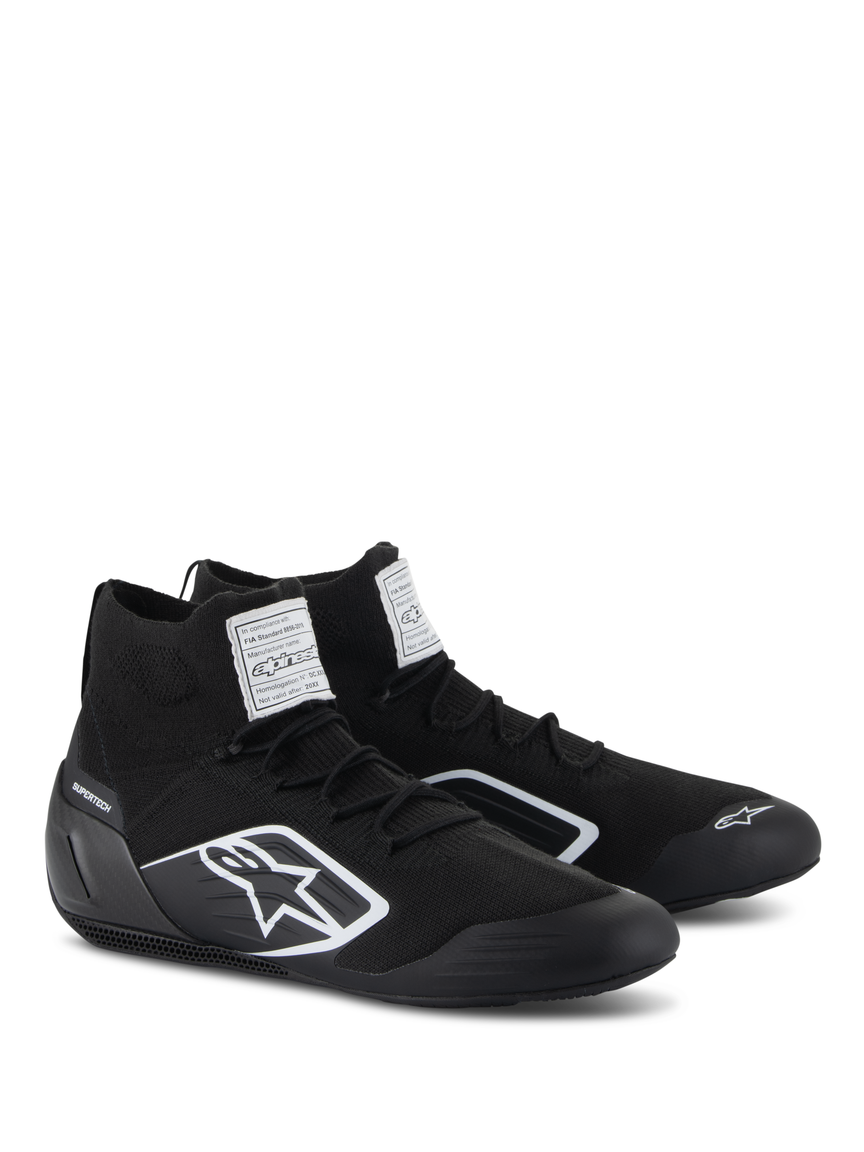 Chaussures Supertech Alpinestars, chaussures de course automobile, noir, dotées d'une tige entièrement tricotée ignifuge et d'une coque de talon en fibre de carbone, logo Alpinestars blanc sur le côté, étiquettes d'homologation FIA/SFI sur la languette, chaussures de sport automobile professionnelles au design épuré