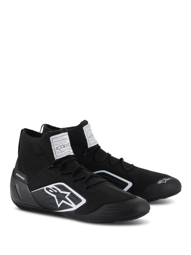 Alpinestars Supertech schoenen, autosport schoenen, zwart, voorzien van een volledig gebreid brandvertragend bovenwerk en carbon hielkap, wit Alpinestars-logo op de zijkant, FIA/SFI-certificeringslabels op de tong, professioneel motorsport-schoeisel met een strak ontwerp