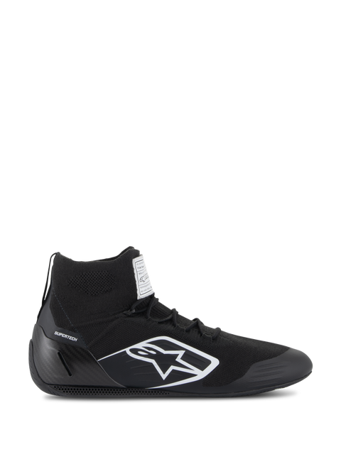 Chaussures Alpinestars Supertech, chaussures de course automobile certifiées FIA/SFI, noires avec logo étoile Alpinestars blanc, design montant avec tige tricotée et coque de talon en fibre de carbone, chaussures de sport automobile professionnelles