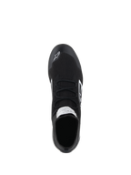 Chaussures Supertech Alpinestars - FIA/SFI, chaussures de course automobile, noir, vue de dessus montrant la tige entièrement tricotée en fibres aramidiques, lacets plats et logo Alpinestars blanc sur la pointe, chaussures de sport automobile professionnelles