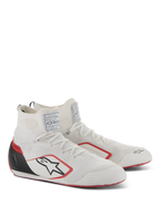 Chaussures Alpinestars Supertech, chaussures de course automobile, blanc, rouge et noir, dotées d'une tige entièrement tricotée, d'un contrefort de talon en fibre de carbone noir et d'accents rouges sur la semelle et le logo, chaussures de sport automobile professionnelles avec étiquettes de certification FIA/SFI sur la languette.