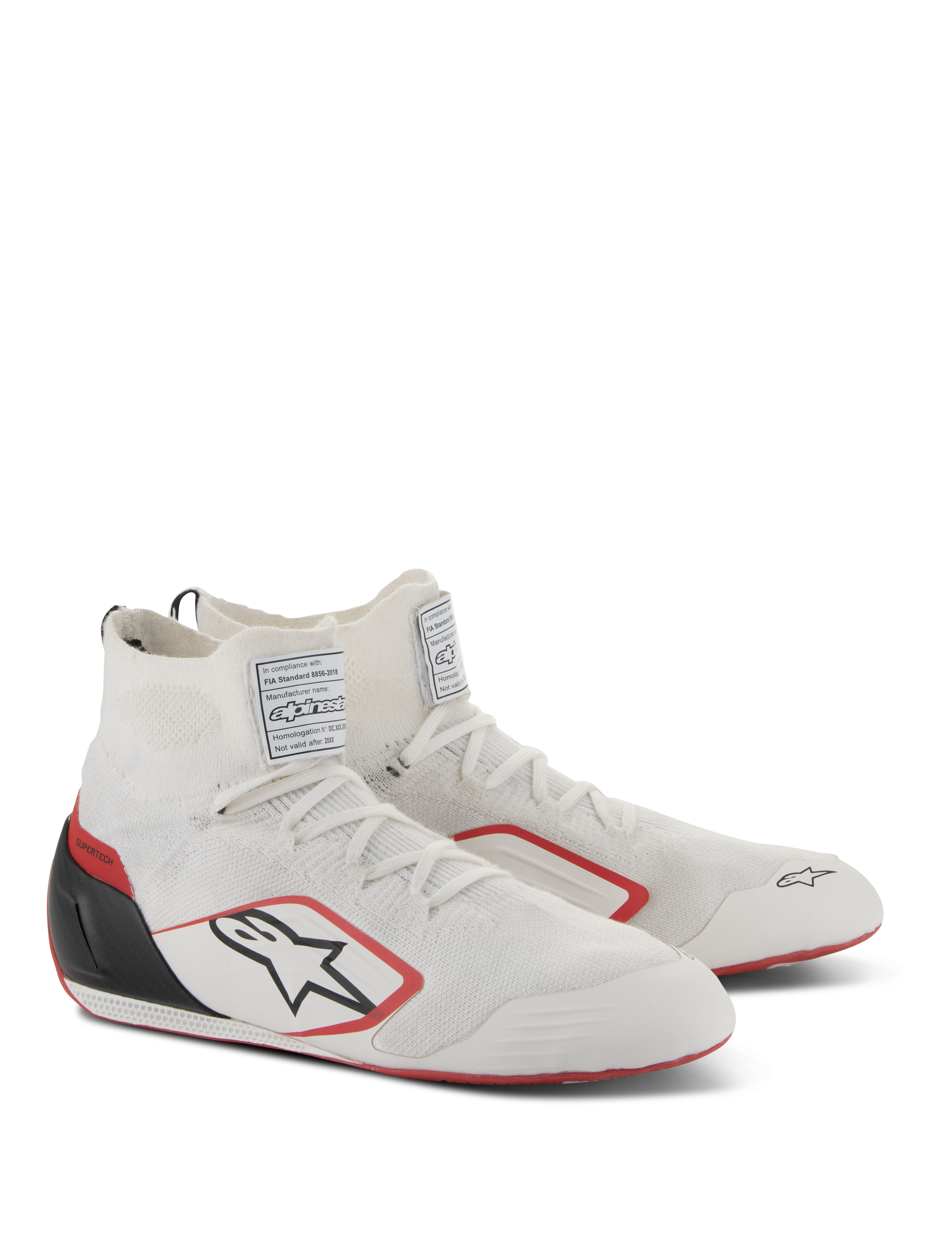 Chaussures Alpinestars Supertech, chaussures de course automobile, blanc, rouge et noir, dotées d'une tige entièrement tricotée, d'un contrefort de talon en fibre de carbone noir et d'accents rouges sur la semelle et le logo, chaussures de sport automobile professionnelles avec étiquettes de certification FIA/SFI sur la languette.