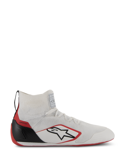 Chaussures Alpinestars Supertech, chaussures de course automobile certifiées FIA/SFI, blanc avec accents rouges et noirs, tige en tricot, coque de talon en fibre de carbone et semelle rouge, design montant élégant pour le sport automobile professionnel