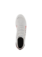Chaussures Alpinestars Supertech, chaussures de course automobile, blanc, rouge et noir, vue de dessus montrant la tige en fibres d'aramide tricotées, les lacets blancs et la coque de talon en fibre de carbone, chaussures de sport automobile professionnelles