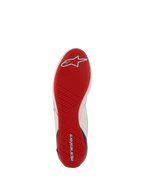 Chaussures Alpinestars Supertech, chaussures de course automobile, vue de la semelle extérieure rouge, semelle en caoutchouc ultra-fine avec bande de roulement asymétrique, détails du logo blanc et rouge, chaussures de course professionnelles pour une sensibilité optimale des pédales.