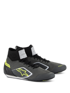 Chaussures Alpinestars Supertech, chaussures de course automobile, gris froid et noir avec des accents jaune fluo, dotées d'une tige en tricot aramide, d'une coque de talon en fibre de carbone et d'étiquettes de certification FIA blanches sur la languette, design professionnel pour le sport automobile