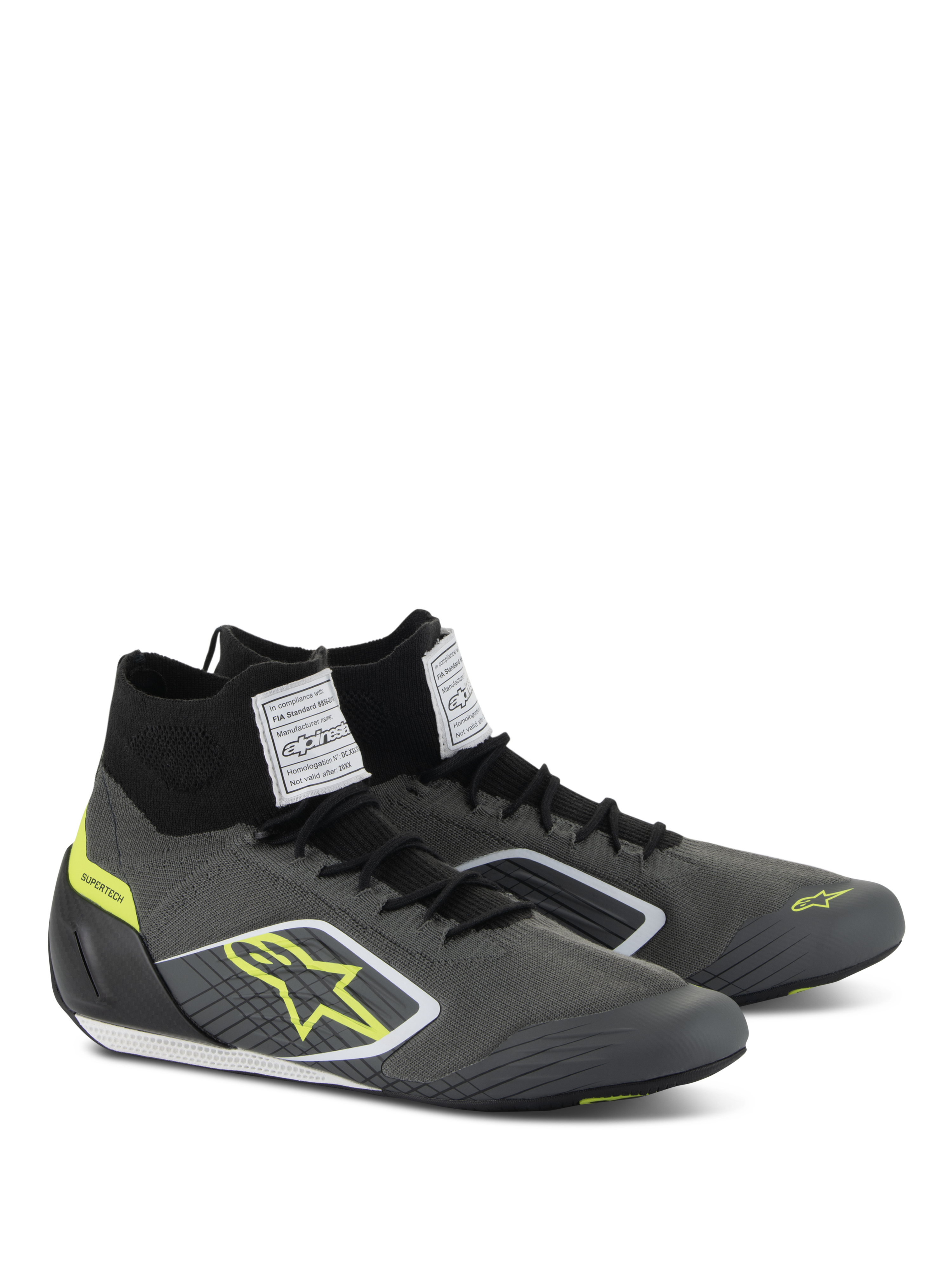 Chaussures Alpinestars Supertech, chaussures de course automobile, gris froid et noir avec des accents jaune fluo, dotées d'une tige en tricot aramide, d'une coque de talon en fibre de carbone et d'étiquettes de certification FIA blanches sur la languette, design professionnel pour le sport automobile