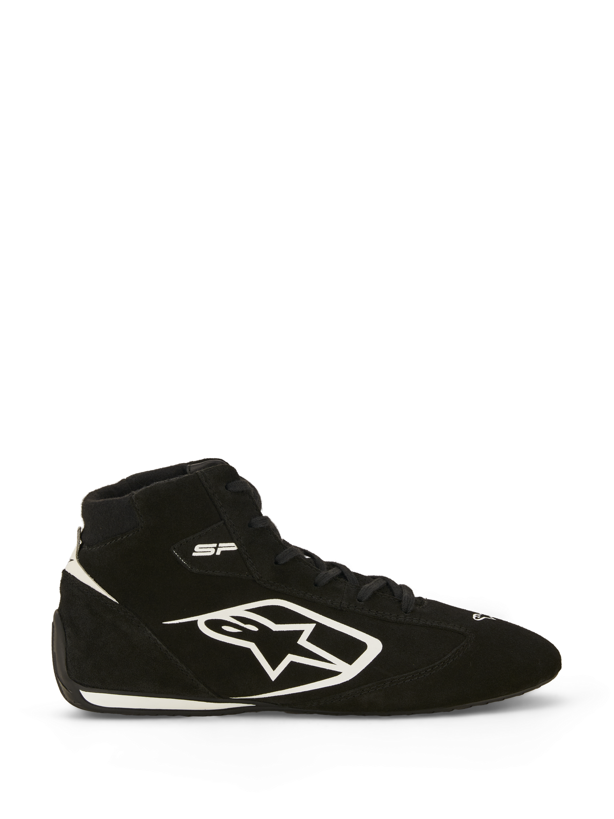 Alpinestars SP V3 Schuhe FIA, Auto-Rennschuhe, Schwarz und Weiß, Seitenansicht mit hochwertigem Wildleder-Obermaterial und großem weißen Alpinestars-Logo, High-Top-Design, „SP“-Branding im Knöchelbereich, dünne Rennsohle mit weißem Rand