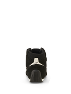 Alpinestars SP V3 Shoes FIA, chaussures de course automobile, noir et blanc, vue arrière présentant une tige en daim, un empiècement blanc au talon avec logo noir et une semelle en caoutchouc texturé remontant sur le talon
