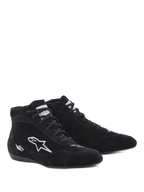 Alpinestars SP V2 schoenen, autoraceschoenen, zwart, hoog suède ontwerp met wit geborduurd sterlogo en SP-branding, dunne F1-specificatiezool voor nauwkeurig pedaalgevoel, professioneel motorsportschoeisel