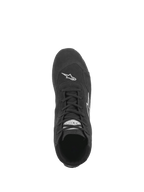 Alpinestars SP V2 schoenen, autoraceschoenen, zwart, bovenaanzicht met het asymmetrische vetersysteem, hoogwaardige suède constructie en wit Astars-logo op de neus