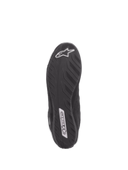 Alpinestars SP V2 schoenen, autosport schoenen, zwart, onderaanzicht van de ultradunne Formule 1-specificatiezool, getextureerde grip voor pedaalgevoel, voorzien van witte Alpinestars-logo's op de hiel en middenvoet