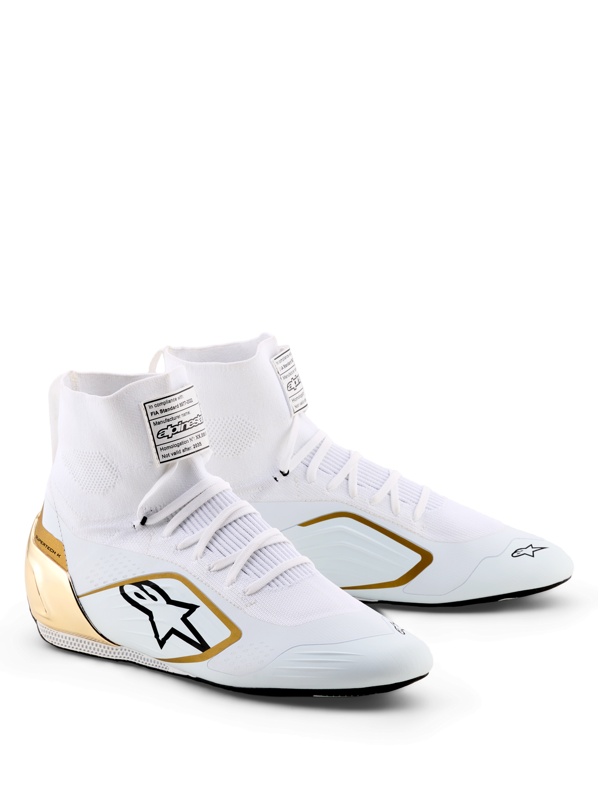 Chaussures Alpinestars Supertech K - FIA, chaussures de karting, blanc, noir et or, dotées d'une tige tricotée, d'un contrefort de talon doré métallique, d'un logo Alpinestars noir avec bordure dorée, chaussures de course professionnelles pour le karting