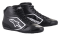 Alpinestars Tech-1 K Start V2 schoenen, karting raceschoenen, zwart met witte Alpinestars logo's, hoog model met geperforeerde microvezel panelen en platte racezolen, strakke motorsport-geïnspireerde look