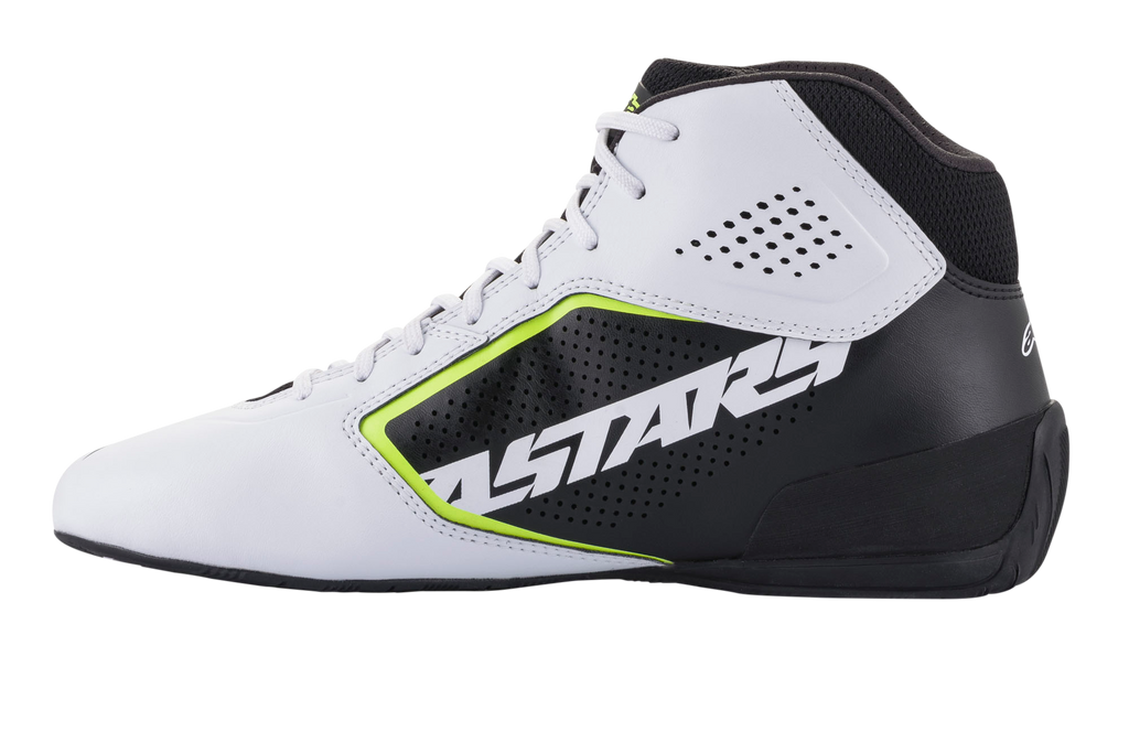 Alpinestars Tech-1 K Start V2 schoenen, kartschoenen, wit, zwart en fluogeel, zijaanzicht met een geperforeerd wit bovenwerk van microvezel, zwart zijpaneel met opvallende ASTARS-branding, neongele accenten en een gestroomlijnde zwarte zool.