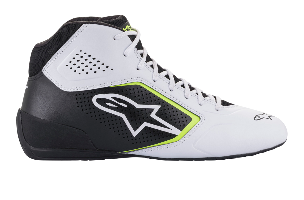 Alpinestars Tech-1 K Start V2 schoenen, kartschoenen, wit, zwart en fluogeel, zijprofiel met geperforeerde microvezelpanelen, wit Alpinestars-logo met fluoriserend gele rand, strak motorsportontwerp voor karting