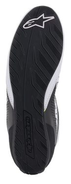 Alpinestars Tech-1 K Start V2 schoenen, aanzicht van de zwarte rubberen zool, getextureerd loopvlakprofiel voor grip, met een wit Alpinestars-logo en woordmerk in reliëf, kartschoenen