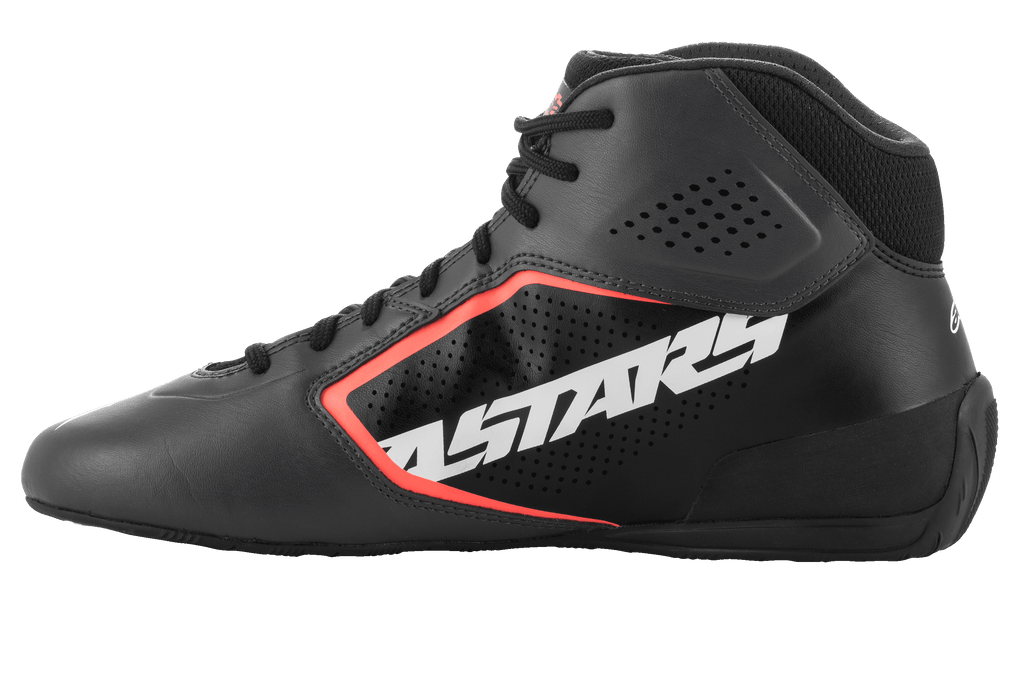 Alpinestars Tech-1 K Start V2 Schuhe, Kart-Schuhe, Asphalt-Schwarz und Orange Fluo, Seitenprofil mit großem weißen ASTARS-Logo, perforiertes Mikrofaser-Obermaterial mit orangefarbenen fluoreszierenden Akzenten, elegantes Motorsport-Design