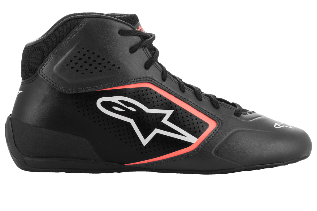 Alpinestars Tech-1 K Start V2 Schuhe, Kart-Schuhe, Asphalt-Schwarz und Orange Fluo, Seitenprofil mit Obermaterial aus Mikrofaser mit Laserperforationen, weißes Alpinestars-Logo mit orangefarbener Umrandung und schwarzen Schnürsenkeln