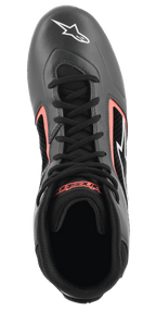 Alpinestars Tech-1 K Start V2 Schuhe, Kartsport-Schuhe, Asphalt-Schwarz und Fluo-Orange, Draufsicht mit schwarzen Schnürsenkeln, weißem Stern-Logo auf der Zehenpartie und atmungsaktiven perforierten Einsätzen mit leuchtend orangefarbenen Akzenten.