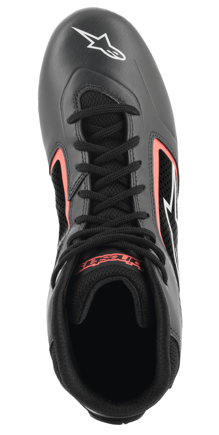 Alpinestars Tech-1 K Start V2 Schuhe, Kartsport-Schuhe, Asphalt-Schwarz und Fluo-Orange, Draufsicht mit schwarzen Schnürsenkeln, weißem Stern-Logo auf der Zehenpartie und atmungsaktiven perforierten Einsätzen mit leuchtend orangefarbenen Akzenten.